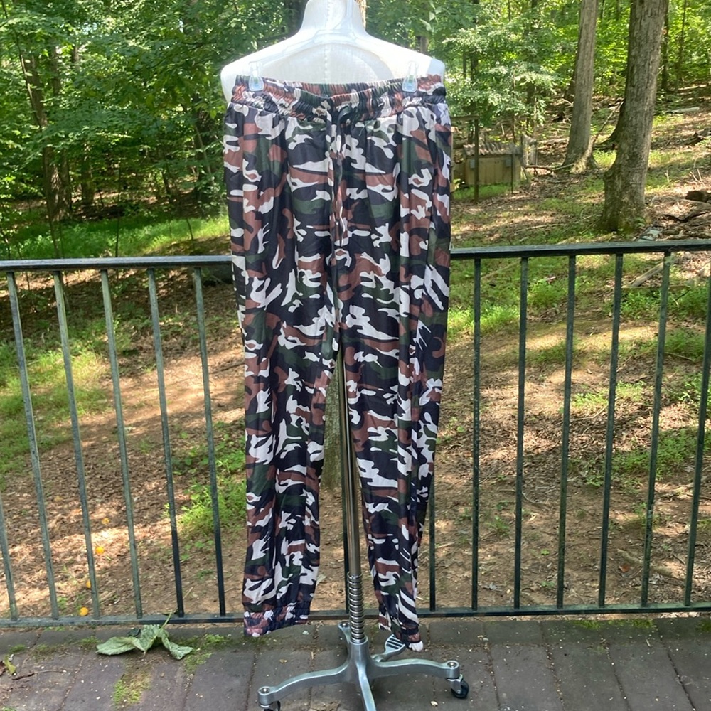 Zanzea green camouflage pull on pants (pulls shown) sz. XXXL (kids size)